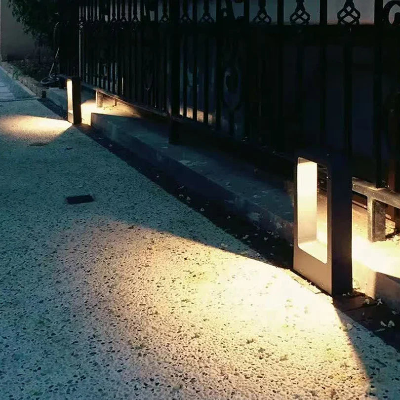 AquaGlow - Vodotěsná lampa na trávník