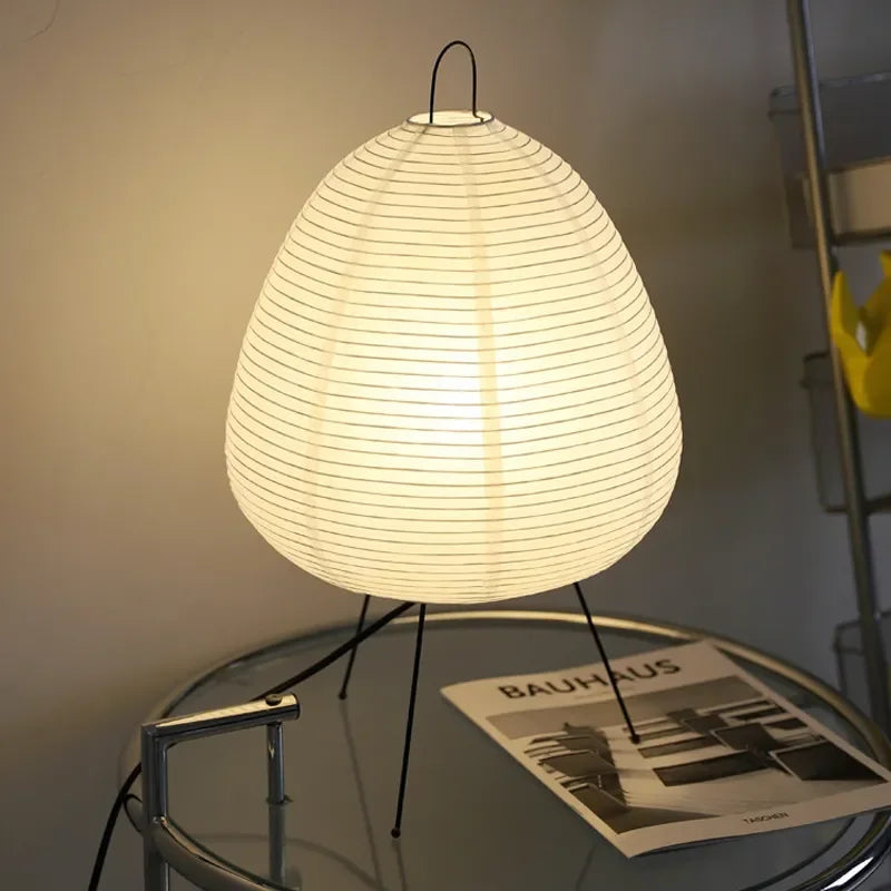 HeritageHaven - Stolní lampa na trojnožce