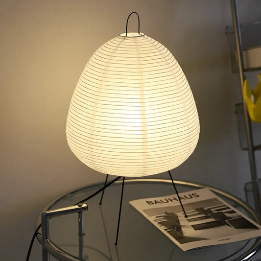 HeritageHaven - Stolní lampa na trojnožce