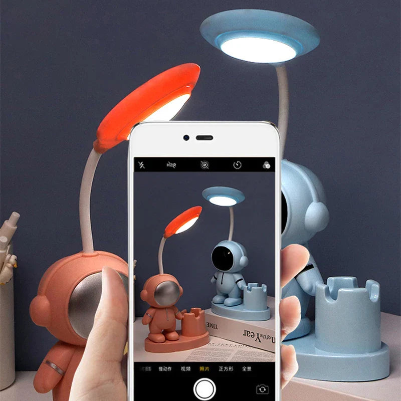 SpaceExplorer - Roztomilá stolní lampa s astronautem