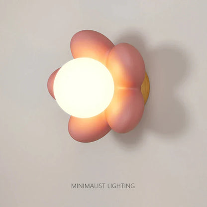 FloralGlimmer - Nástěnné světlo s krémovou květinou