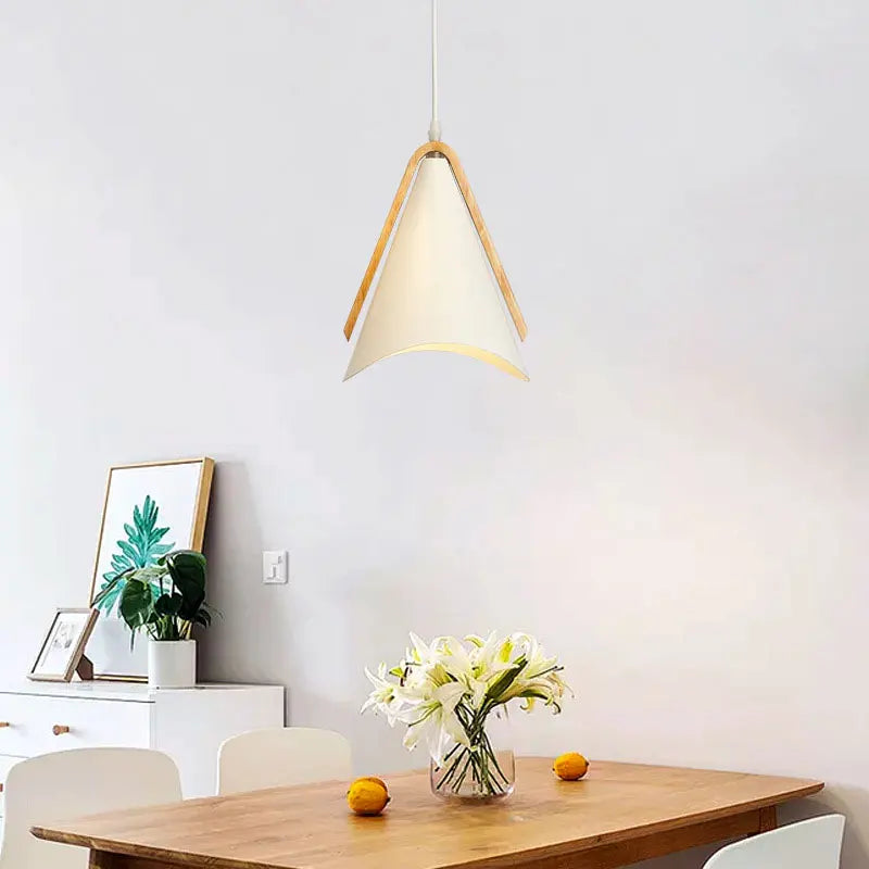 LuxeLuminaire - Moderní závěsná lampa ze železa a dřeva