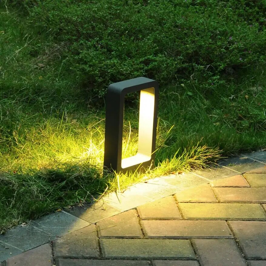 AquaGlow - Vodotěsná lampa na trávník
